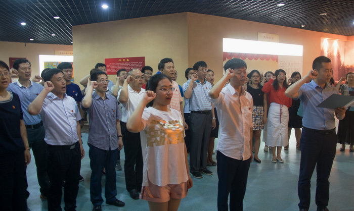1561082733097095209.jpg 鏍″彶棣嗗瑾揰鍓湰.jpg