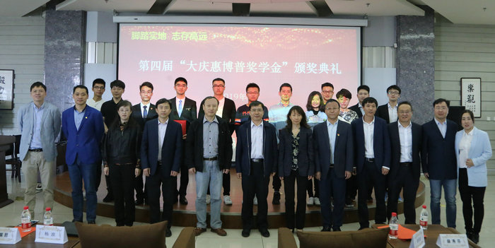 1560414763361043175.jpg 涓庤幏濂栧笀鐢熷悎褰辩暀蹇礯鍓湰.jpg